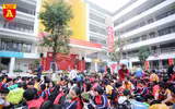Học sinh Hà Nội thích thú thi gói bánh chưng, giã bánh dày, viết thư pháp